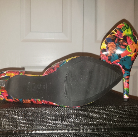 Pumps - Picture 2 of 4